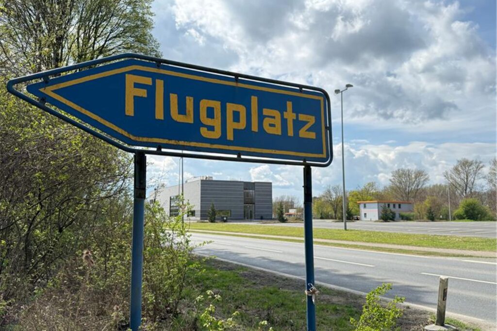 Ein Schild zeigt den Weg zu einem Flugplatz in der Nähe der Salzgitter AG. Zwei Männer sind beim Absturz eines Kleinflugzeuges in Salzgitter ums Leben gekommen.