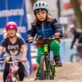 Ein Mädchen fährt mit einem Fahrrad über eine hügelige Piste auf dem E-Bike-Festival in Dortmund.