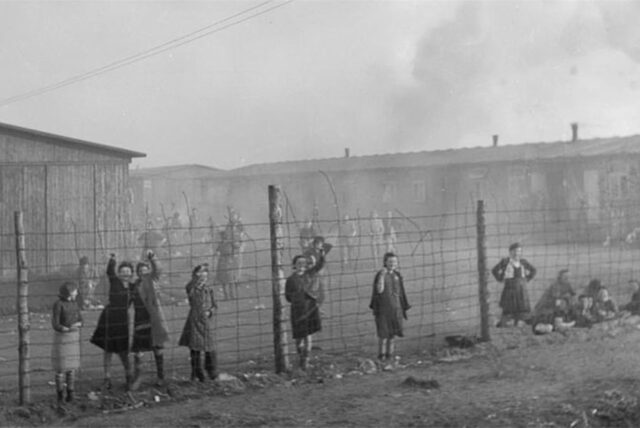 Das Konzentrationslager Bergen-Belsen in den letzten Tagen des Zweiten Weltkriegs.