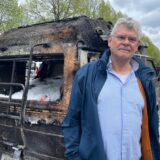 Thomas Doehring steht vor seinem ausgebrannten VW Bulli neben der B1 in Dortmund.