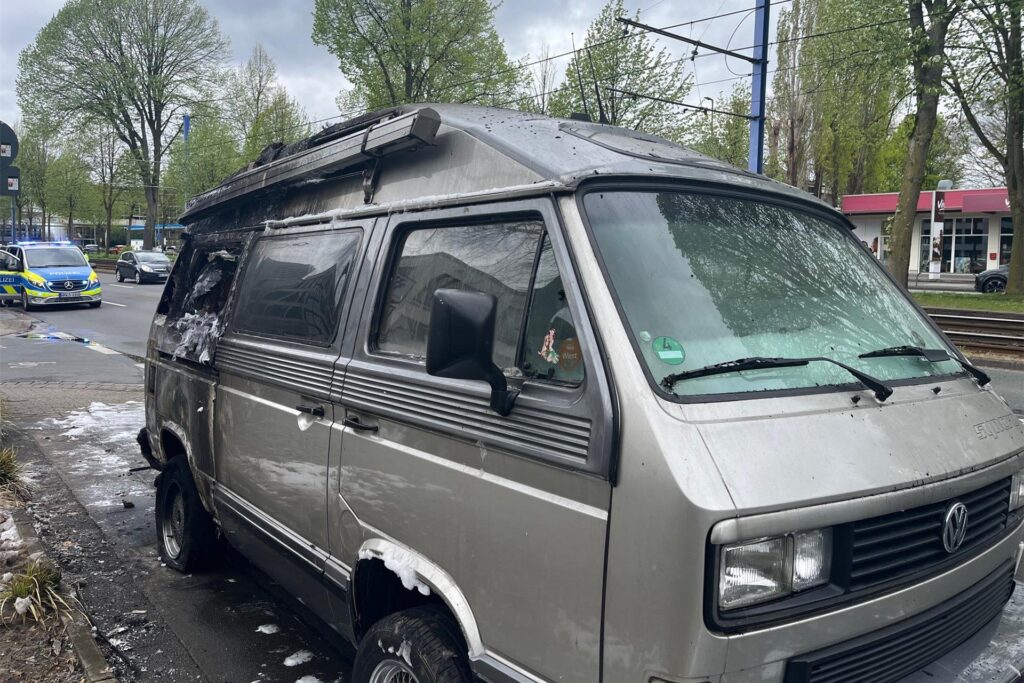 Ein ausgebrannter VW Bulli nach einem Unglück auf der B1 in Dortmund. Ein ausgebrannter VW Bulli nach einem Unglück auf der B1 in Dortmund.