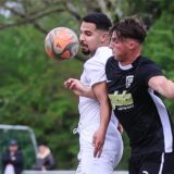 Zweikampf zwischen einem Spieler des TuS Hannibal und einem Spieler des FC marl.