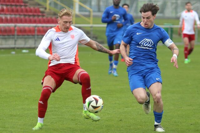 Im Livestream: Im Anschluss an das Topspiel der Kreisliga B2 zwischen VfB Hüls II und TSV Marl-Hüls zeigen wir auch das Bezirksliga-Duell zwischen VfB Hüls und VfB Waltrop live.