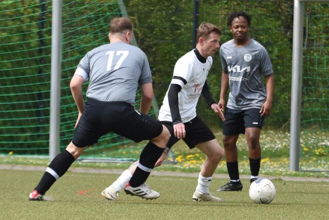 Eintracht Waltrops Spielertrainer Dominic Schenkel (am Ball) spielte auch beim dritten Sieg in Serie eine Hauptrolle.