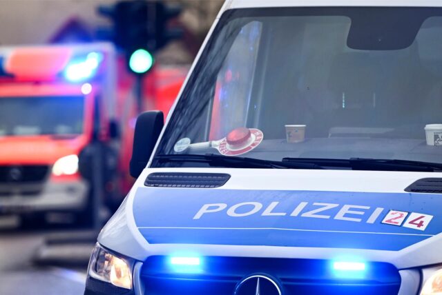 Ein Polizeiauto und ein Rettungswagen mit Blaulicht.