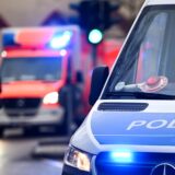 Ein Polizeiauto und ein Rettungswagen mit Blaulicht.