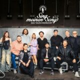 Am 22. April 2025 startet die neue Staffel „Sing meinen Song – Das Tauschkonzert“ und sie sind dabei (v.l.n.r.): Singer-Songwriterin Madeline Juno, Rapper FiNCH, Michael Patrick Kelly, ClockClock-Singer-Songwriter Boki, Deutsch-Pop-Ikone Mieze Katz von MiA., Popsänger und Songschreiber Johannes Oerding, Singer-Songwriter Bosse und Special Guest: Die Fantastischen Vier
