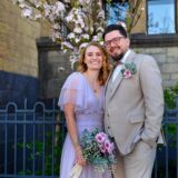 Die Eheleute Lisa-Marie Kaufhold und Heiko Kunze stehen nach ihrer Trauung vor dem Rathaus in Recklinghausen