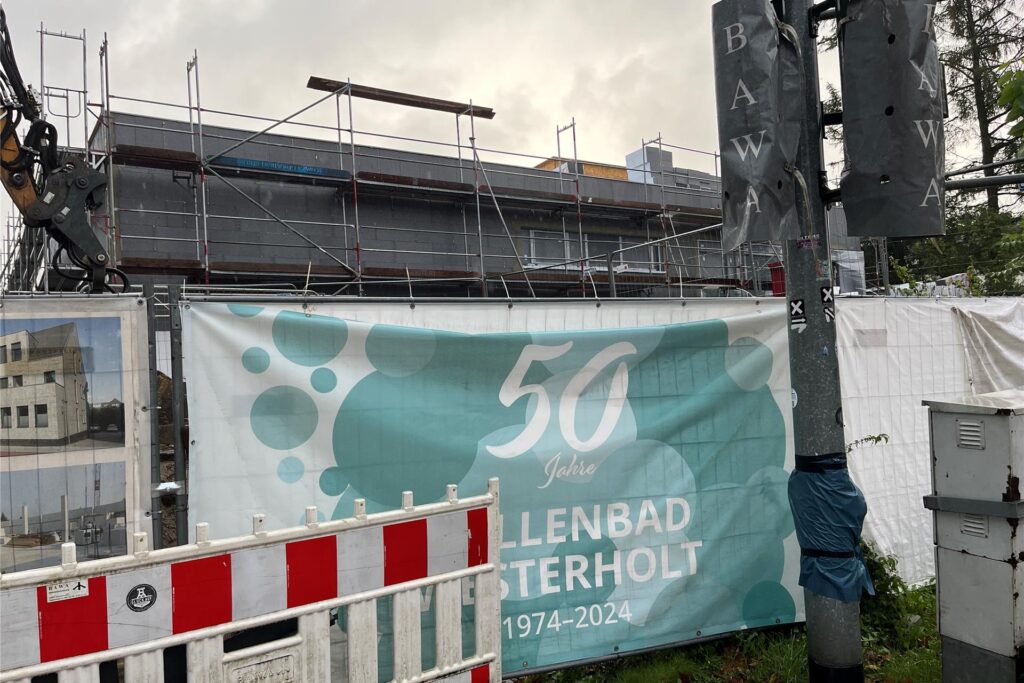 Ein Schild an einem Baustellenzaun weist auf das 50-jährige Jubiläum des Hallenbads Westerholt hin. Ein Schild an einem Baustellenzaun weist auf das 50-jährige Jubiläum des Hallenbads Westerholt hin.