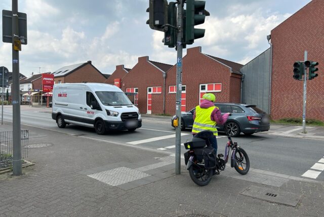 Person mit Fahrrad versucht, die Straße zu überqueren