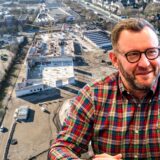 Marcus Engelhardt vor einem Luftbild der „toom-Baustelle“