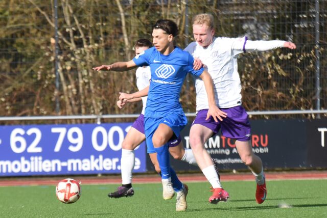 Im Hinspiel war Mustafa Koymali (am Ball) mit der U17 des der VfB Waltrop gegen Bernd Zünkler (r.) und den VfL Osnabrück noch unterlegen. Im Rückspiel siegten aber nun die Waltroper.