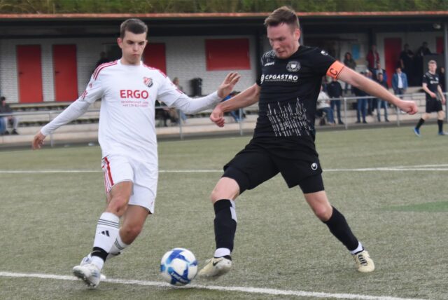 Felix Bramsel (r.) ist dank seines Doppelpacks im Spiel gegen Vestia Disteln II zum Spieler des Spieltags nominiert.