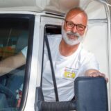 Ralf Bösch aus Gladbeck sitzt am Steuer seines Campers.