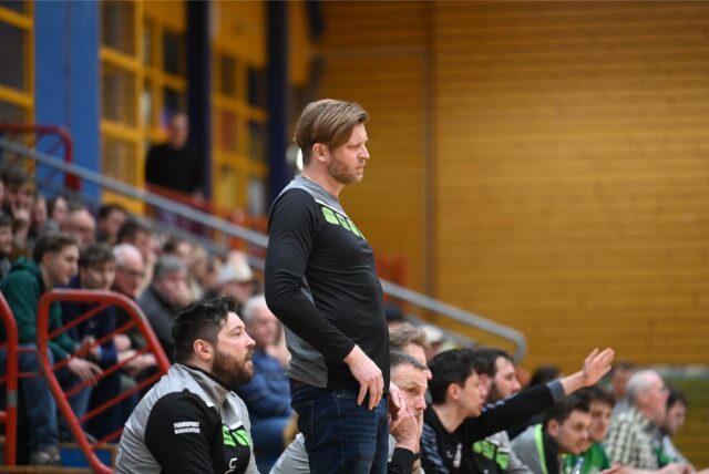 Sah eine bittere Niederlage in Wattenscheid: Kai Schwitalski, Trainer des Waltroper HV.