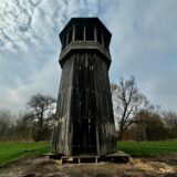 Ein Bauzaun umrandet das Kunstwerk „Walkway and Tower“ in Recklinghausen