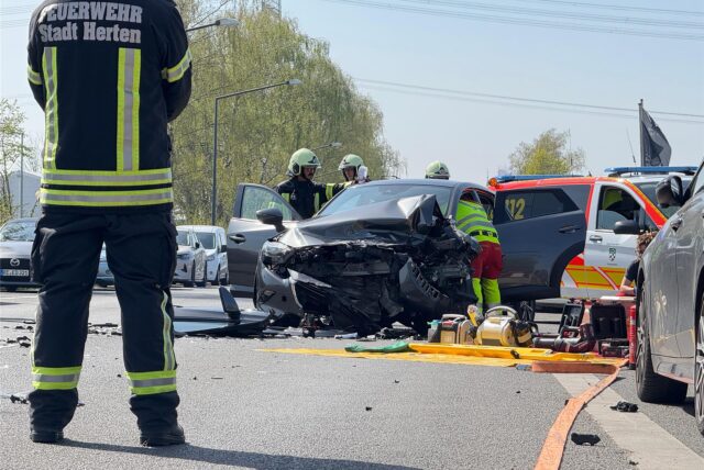 Rettungskräfte der Feuerwehr kümmern sich um eine verletzte Marlerin, die nach einem Unfall in Herten-Langenbochum noch im Autowrack sitzt.