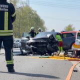 Rettungskräfte der Feuerwehr kümmern sich um eine verletzte Marlerin, die nach einem Unfall in Herten-Langenbochum noch im Autowrack sitzt.