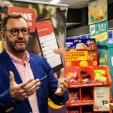 Unternehmer Marcus Engelhardt steht in seiner Rewe-Filiale am Westring in Recklinghausen und gestikuliert.
