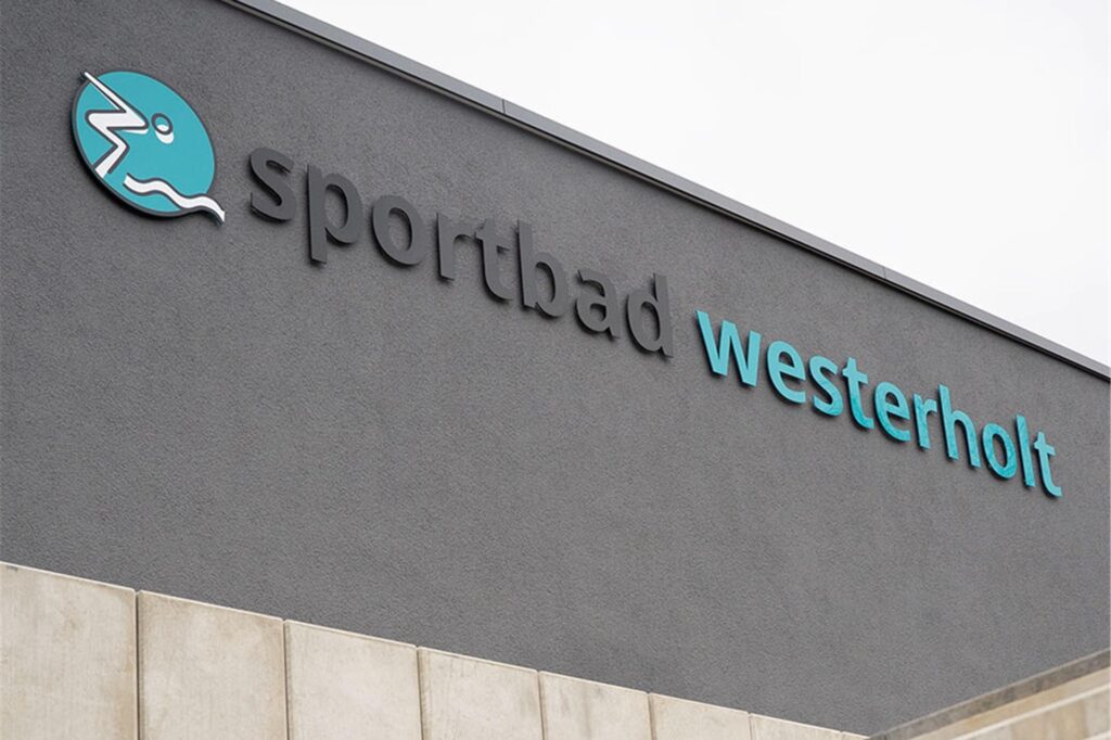 Die Fassade des Schwimmbades mit dem Schriftzug Die Fassade des Schwimmbades mit dem Schriftzug