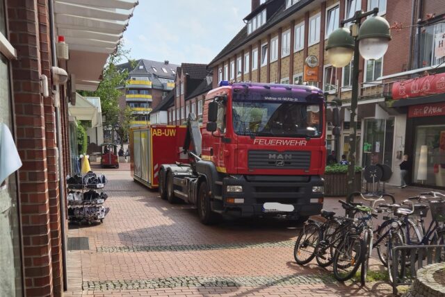 Ein Feuerwehrauto steht in der Innenstadt von Waltrop.