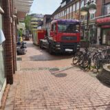 Ein Feuerwehrauto steht in der Innenstadt von Waltrop.