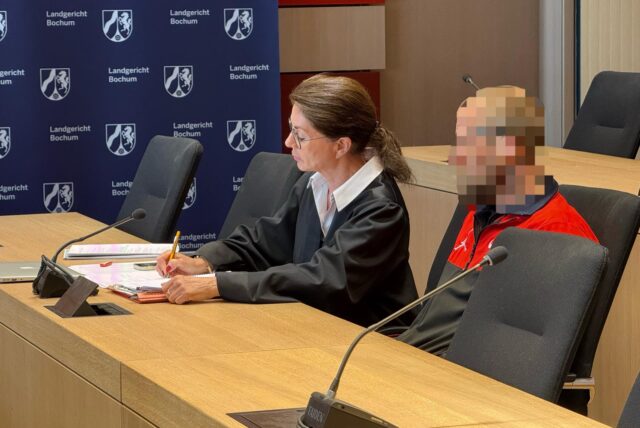 Der Angeklagte aus Lünen (rechts) neben seiner Dortmunder Verteidigerin Ina Klimpke am Tag der Urteilsverkündung, 14. April.