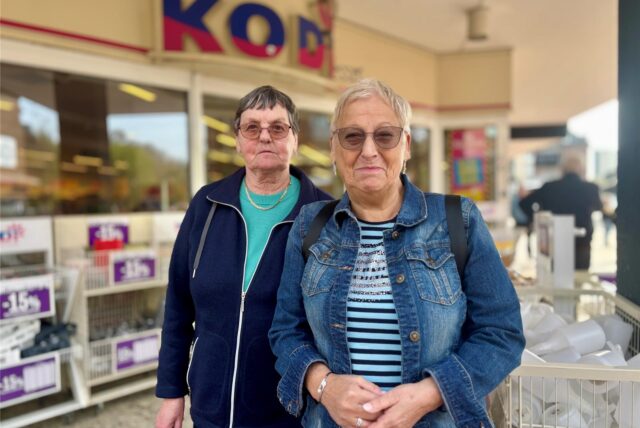 Ingrid Laskus und Sigrid Kickuth vor dem Eingang zur Kodi-Filiale in Castrop-Rauxel