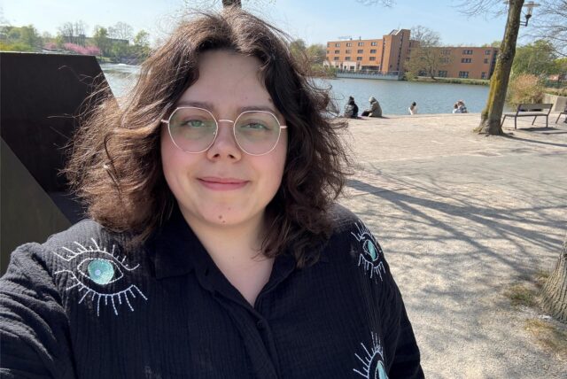 Volontärin Laura Wunderlich vor dem City-See auf dem Creiler Platz