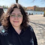 Volontärin Laura Wunderlich vor dem City-See auf dem Creiler Platz