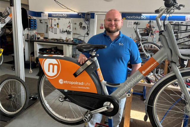 Alexander Kettermann steht in der Metropolradruhr Werkstatt von Nextbike in Dortmund Eving.