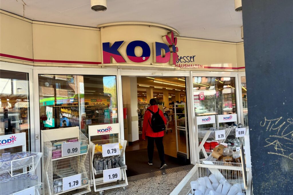 Eine Kundin betritt das Kodi-Geschäft. Eine Kundin betritt das Kodi-Geschäft.