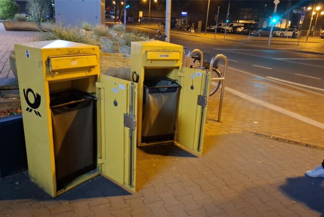Ansicht von geöffneten Briefkästen an einer Straße in Waltrop.