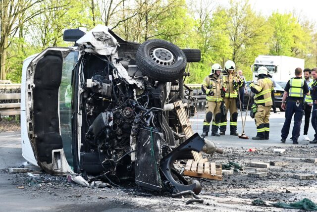 Der Transporter blieb nach dem Überschlag auf der Seite liegen.