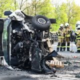Der Transporter blieb nach dem Überschlag auf der Seite liegen.