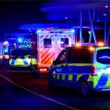 Einsatzfahrzeuge von Polizei und Feuerwehr mit Blaulicht in Herten-Mitte.