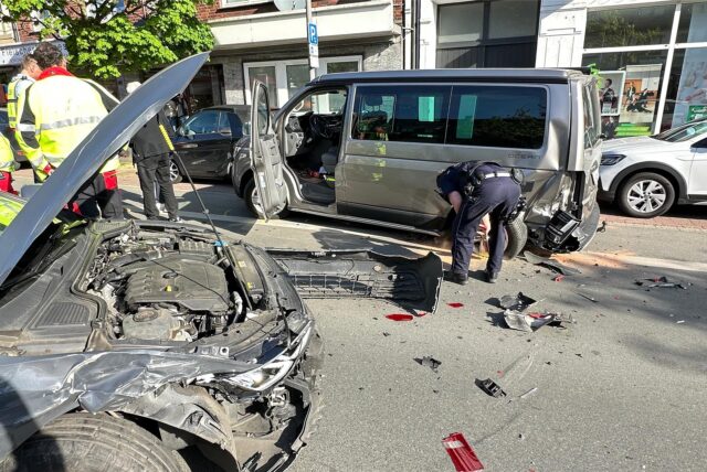 Zwei verunfallte Autos stehen auf der Dortmunder Straße in Waltrop.