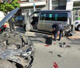 Zwei verunfallte Autos stehen auf der Dortmunder Straße in Waltrop.