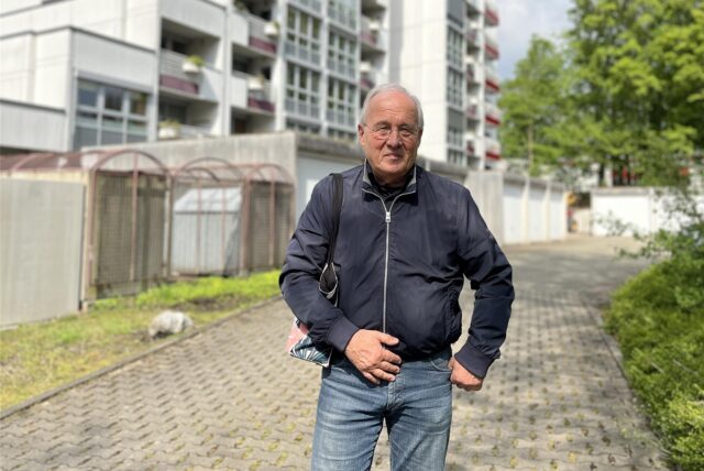Karlheinz Kapteina vor dem Hochhaus in der Straße Im Schlosspark in Herten.