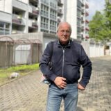 Karlheinz Kapteina vor dem Hochhaus in der Straße Im Schlosspark in Herten.