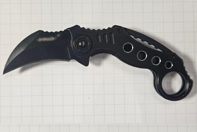Ein beschlagnahmtes Karambitmesser bei der Dortmunder Bundespolizei.