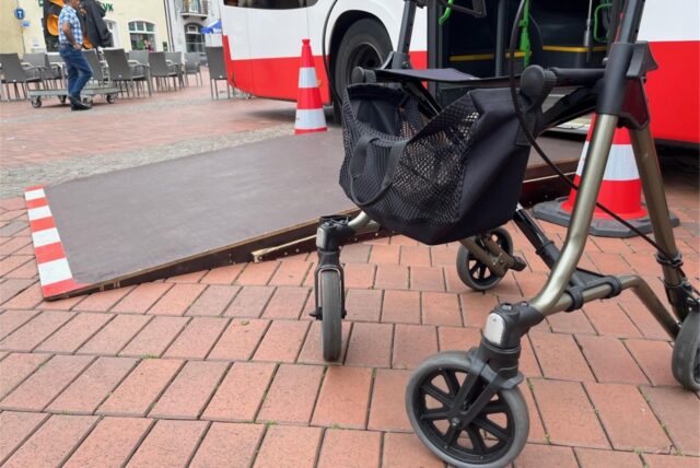 Ein Rollator steht vor einer Busrampe