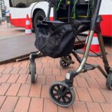 Ein Rollator steht vor einer Busrampe