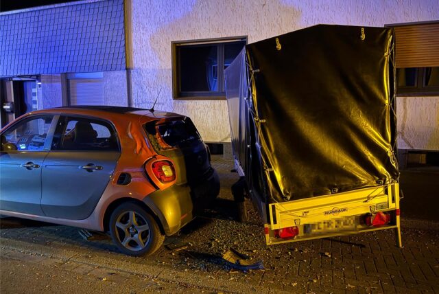 Ein Golf-Fahrer ist am späten Abend des 14. April 2025 auf der Marienstraße in Recklinghausen-Süd von der Fahrbahn abgekommen. Dabei schob er einen am Straßenrand abgestellten Anhänger in einen geparkten Smart.