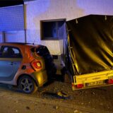 Ein Golf-Fahrer ist am späten Abend des 14. April 2025 auf der Marienstraße in Recklinghausen-Süd von der Fahrbahn abgekommen. Dabei schob er einen am Straßenrand abgestellten Anhänger in einen geparkten Smart.