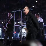 Sänger Liam Gallagher singt bei einem Auftritt in ein Mikrofon. In Recklinghausen tritt am 10. Mai 2025 die Oasis-Tribute Band Oases in der Altstadtschmiede auf. (Symbolbild)
