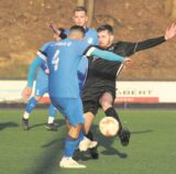 Noah Rump (SV Hochlar 28) im Zweikampf.