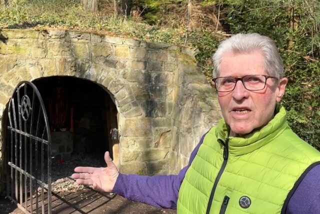 Peter Hadrys vor dem Stollenmundloch in der Haard.