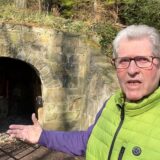 Peter Hadrys vor dem Stollenmundloch in der Haard.