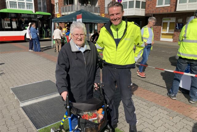 Auf dem Marktplatz in Marl-Hüls erklären Polizeibeamte Senioren den Umgang mit dem Rollator.